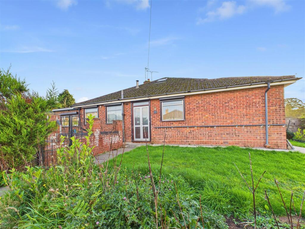 3-bed bungalow on Rockhouse Drive, Great Haywood, Stafford, £285,000