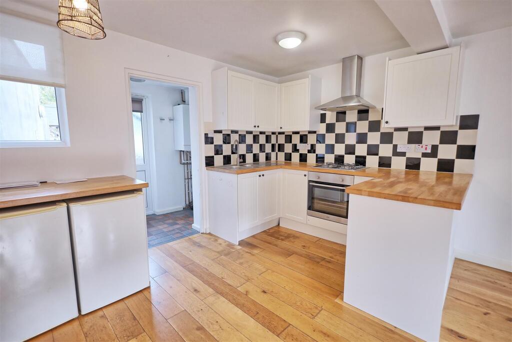 High Street - Widford - Chain Free photo 4