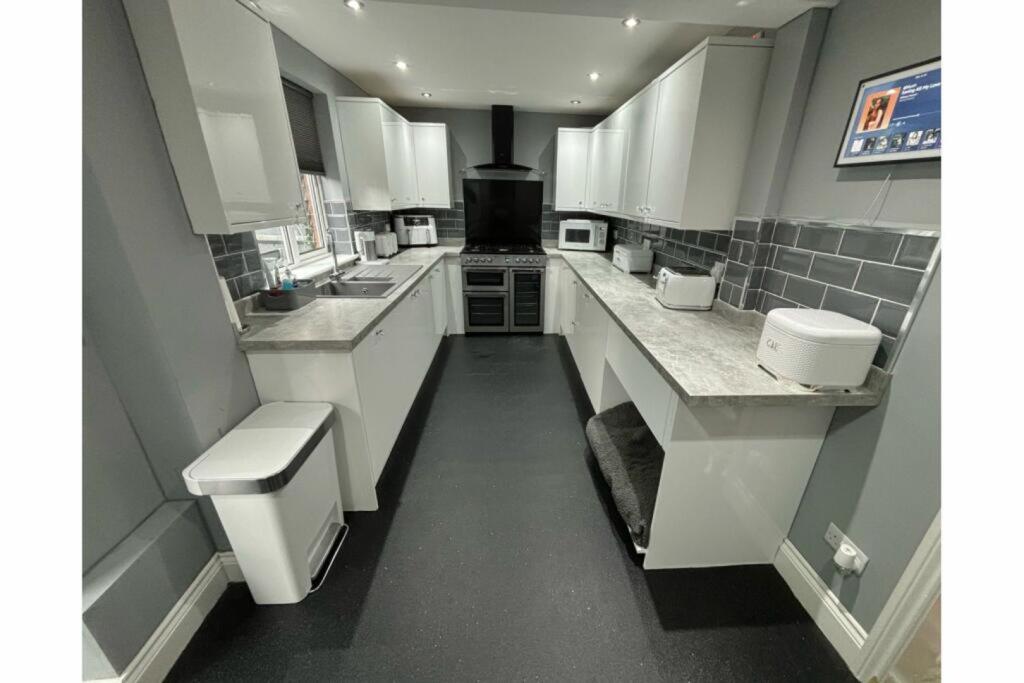 House in Hertsmere, Elstree and Borehamwood - View 2