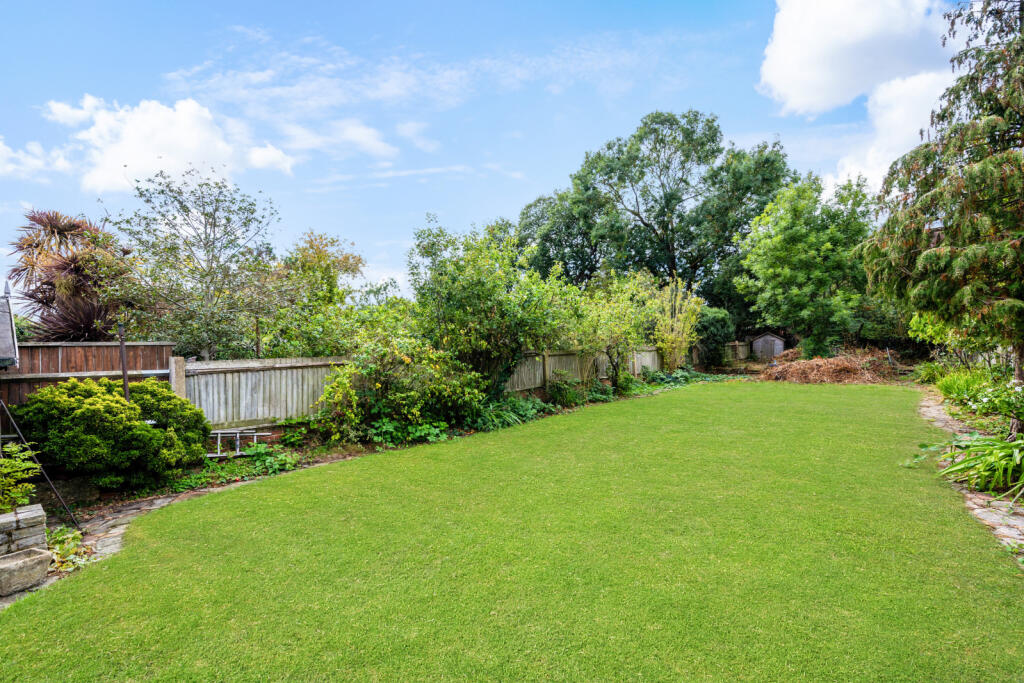 Chalgrove Avenue, Morden, SM4 photo 3