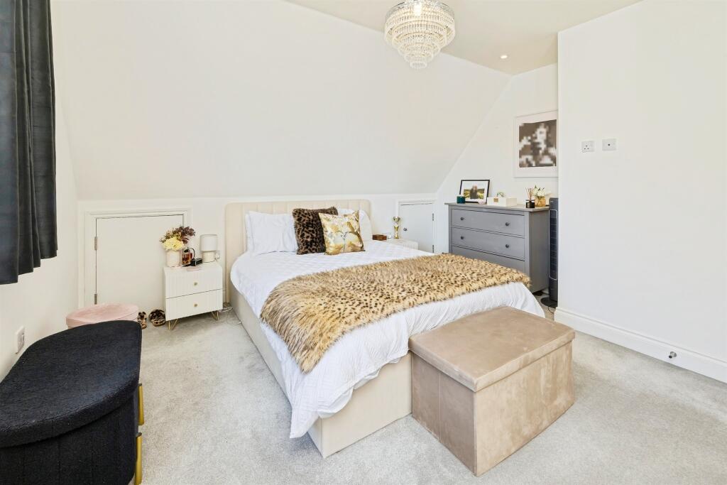 Apartment in Redhill - View 3