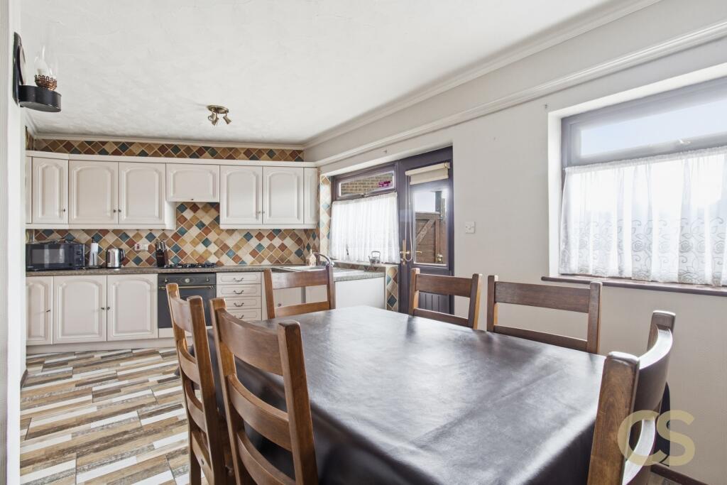 House in Broxbourne, Waltham Cross - View 5