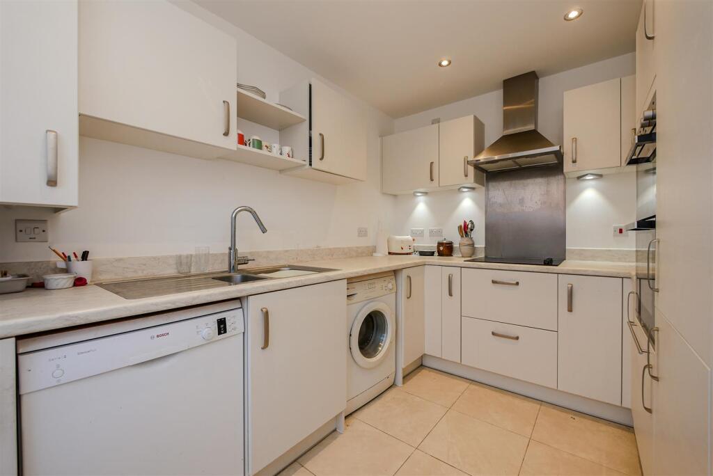 Portcullis Drive, Wallingford photo 4