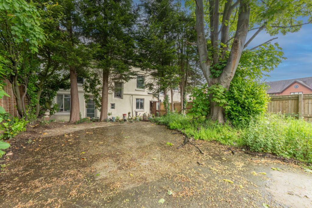 House in Dudley, Kingswinford - More