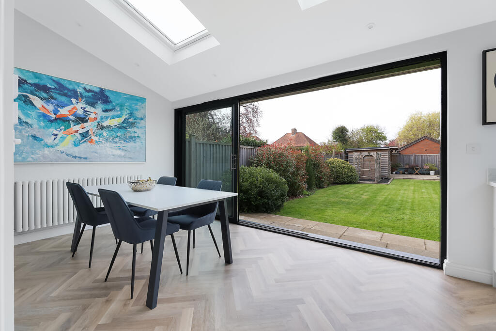 Avenue Gardens, Horley, Surrey, RH6 photo 3