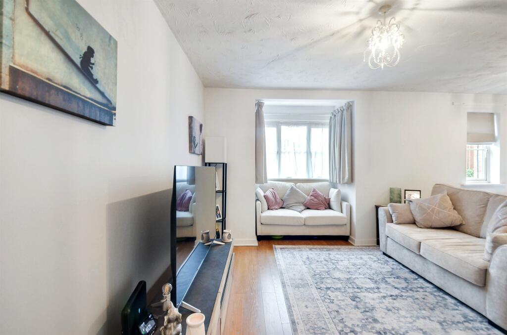 Apartment in Broxbourne, Hertfordshire - View 4