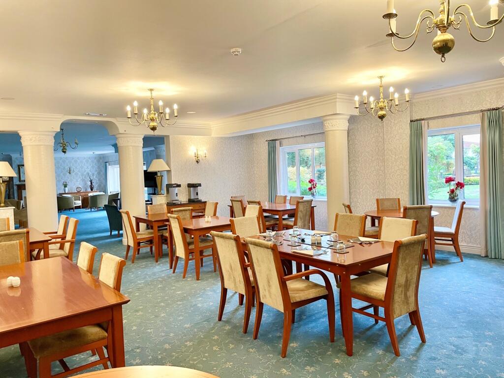 2-bed flat on Alston Court, Crowstone Road, Westcliff-on-sea, Southend-on-sea, £285,000
