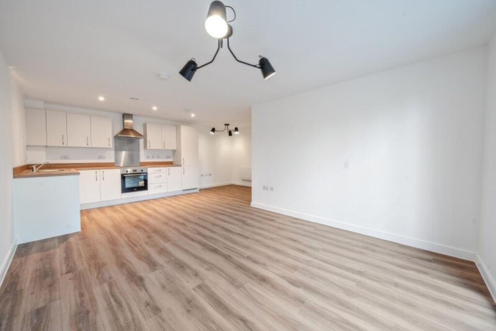 2-bed flat on Belmont Park, Maidenhead, £315,000