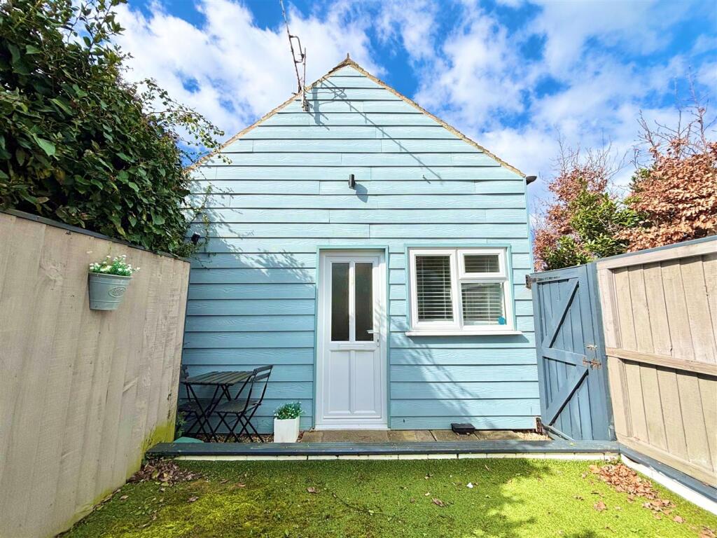 Main image of property: The Broadway, Totland Bay