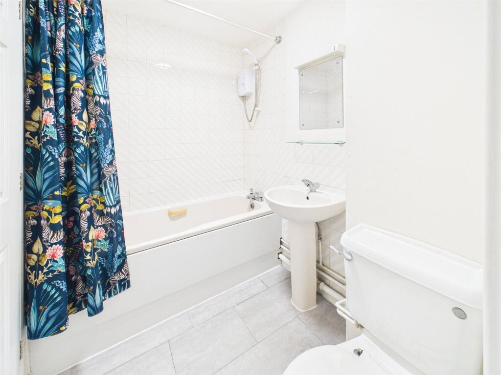 Apartment in Worcester, Worcestershire - View 4