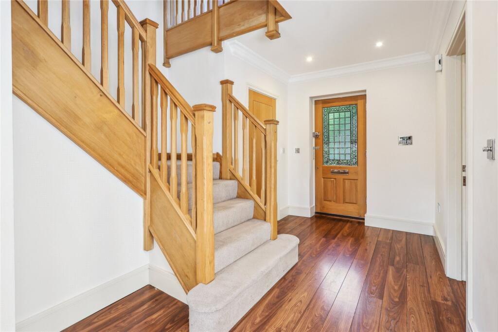 Wrens Hill, Oxshott, Surrey, KT22 photo 2