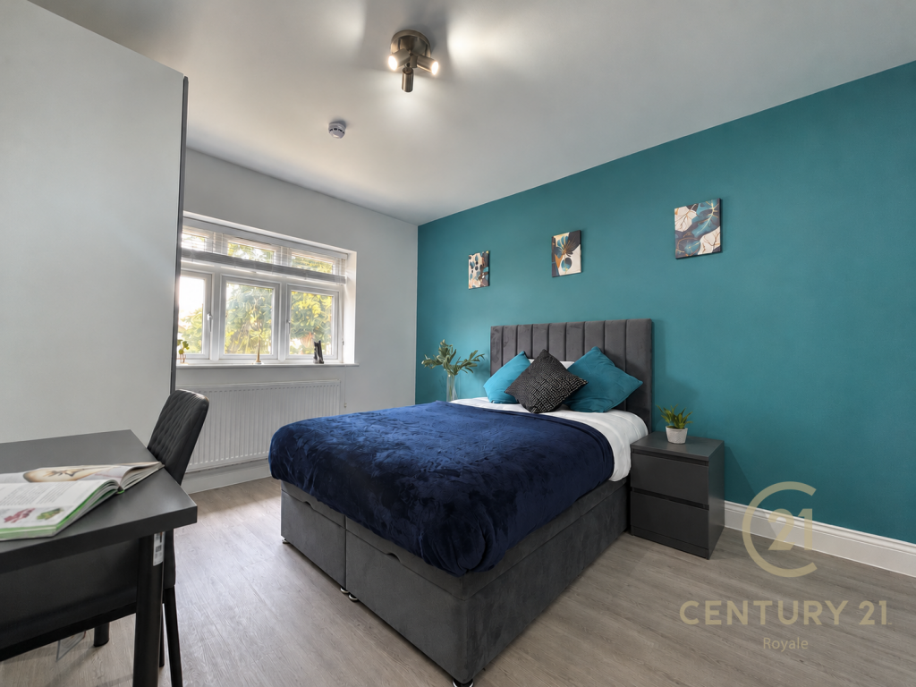House in London, Royal Borough of Kingston upon Thames - View 2