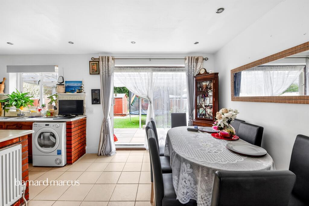 Wimborne Avenue, Redhill photo 2