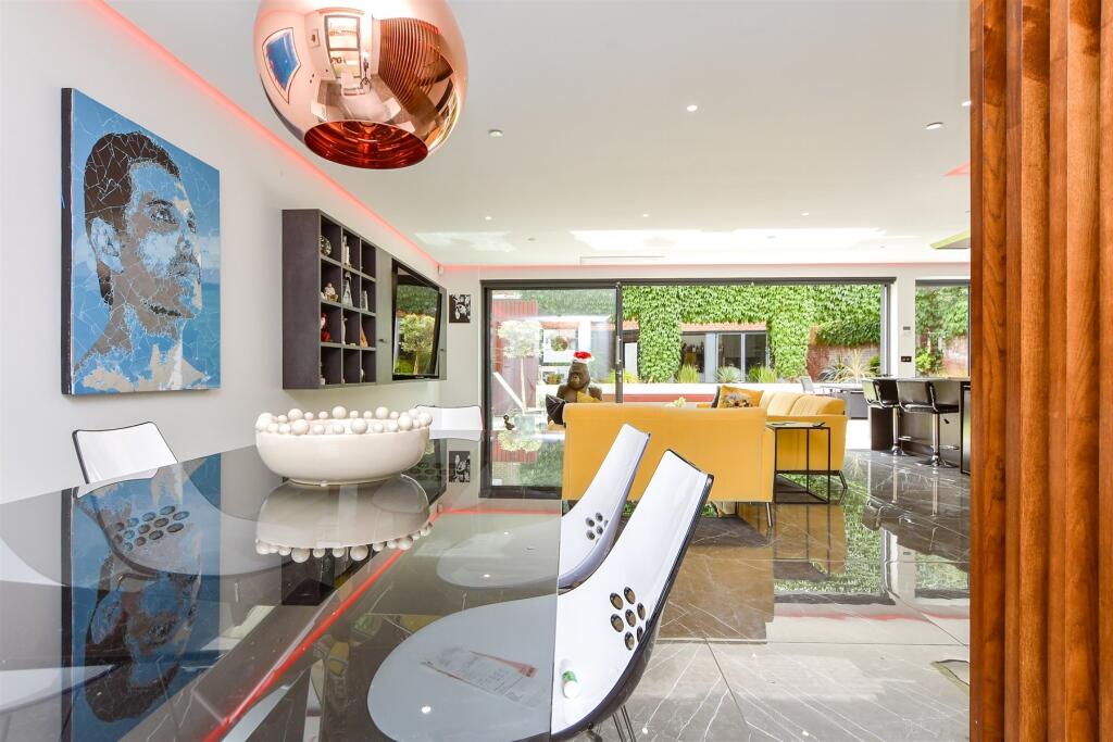 House in Canterbury, Stuppington, Longport - More
