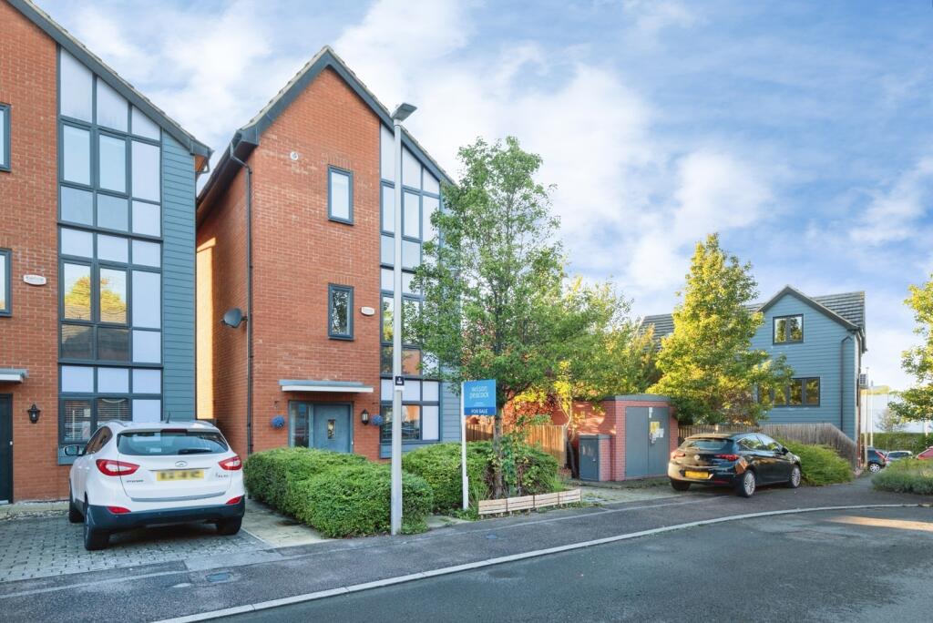 3-bed detached on Norden Mead, Walton, Milton Keynes, MK7, £450,000