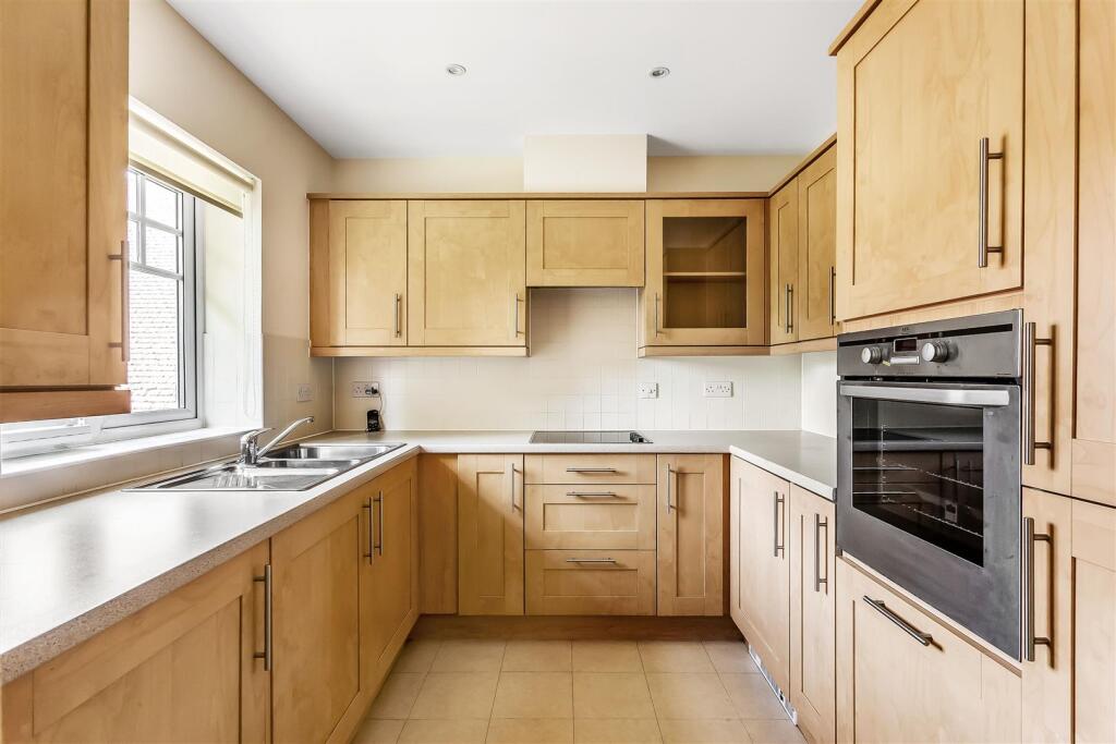 Harroway Manor, Fetcham, Leatherhead, KT22 photo 4