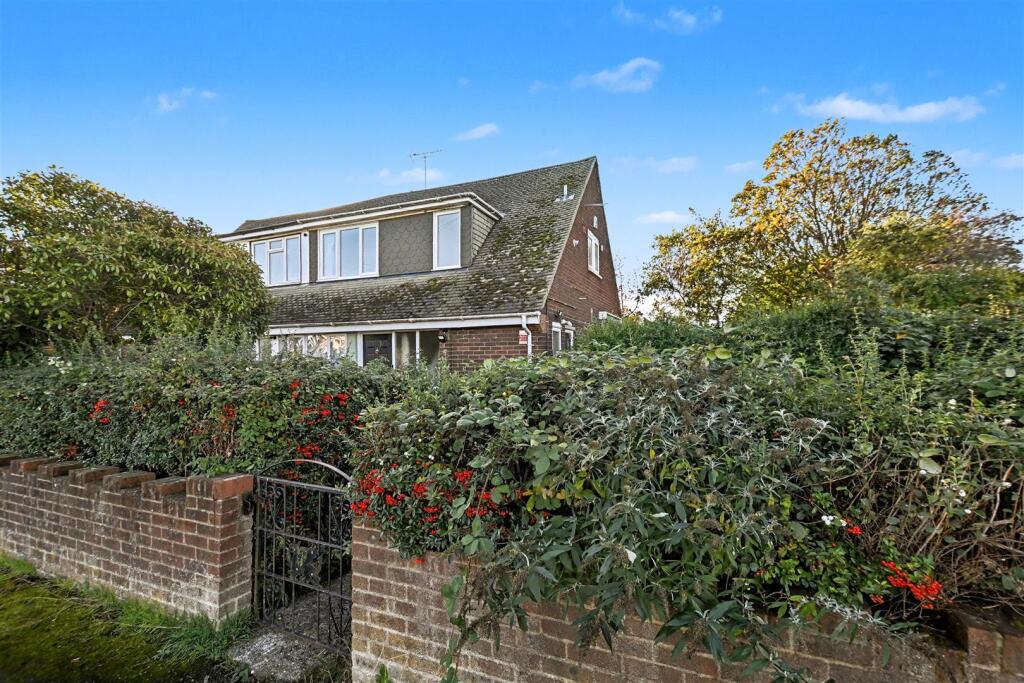Next to Park  Linden Way, Canvey Island photo 4
