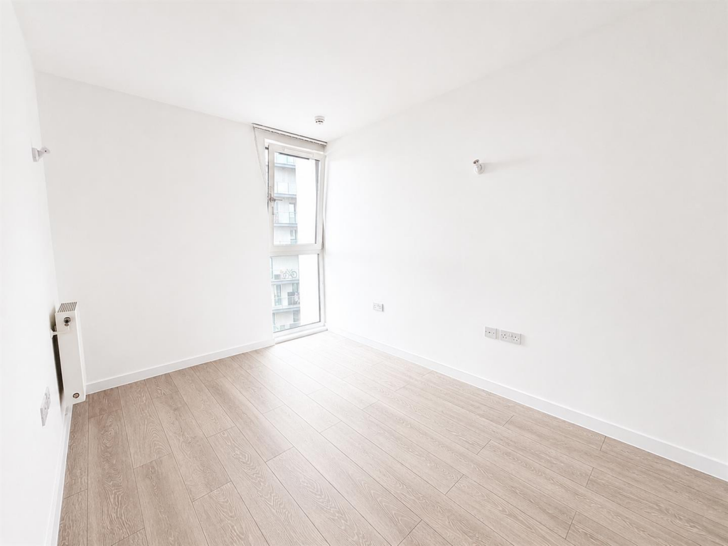 Apartment in Southall - View 5