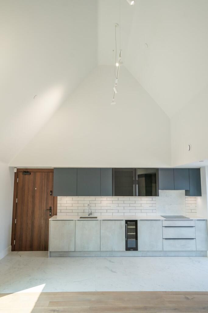 Apartment in Brentwood, Shenfield - More