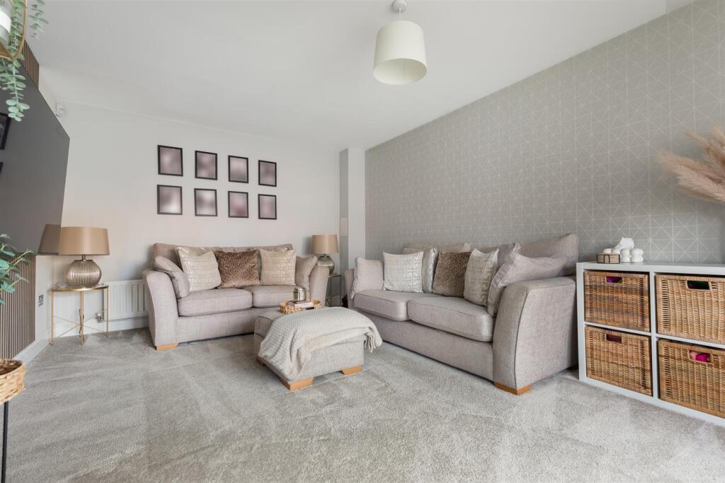 House in Lenzie, Rosebank - More