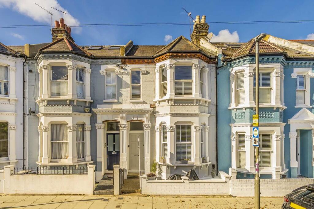 2-bed flat on Sugden Road, London, £795,000