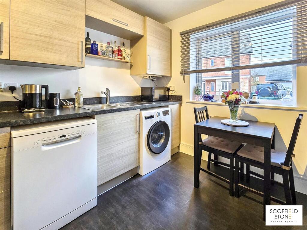 Arnfield Drive, Hilton, Derby photo 5