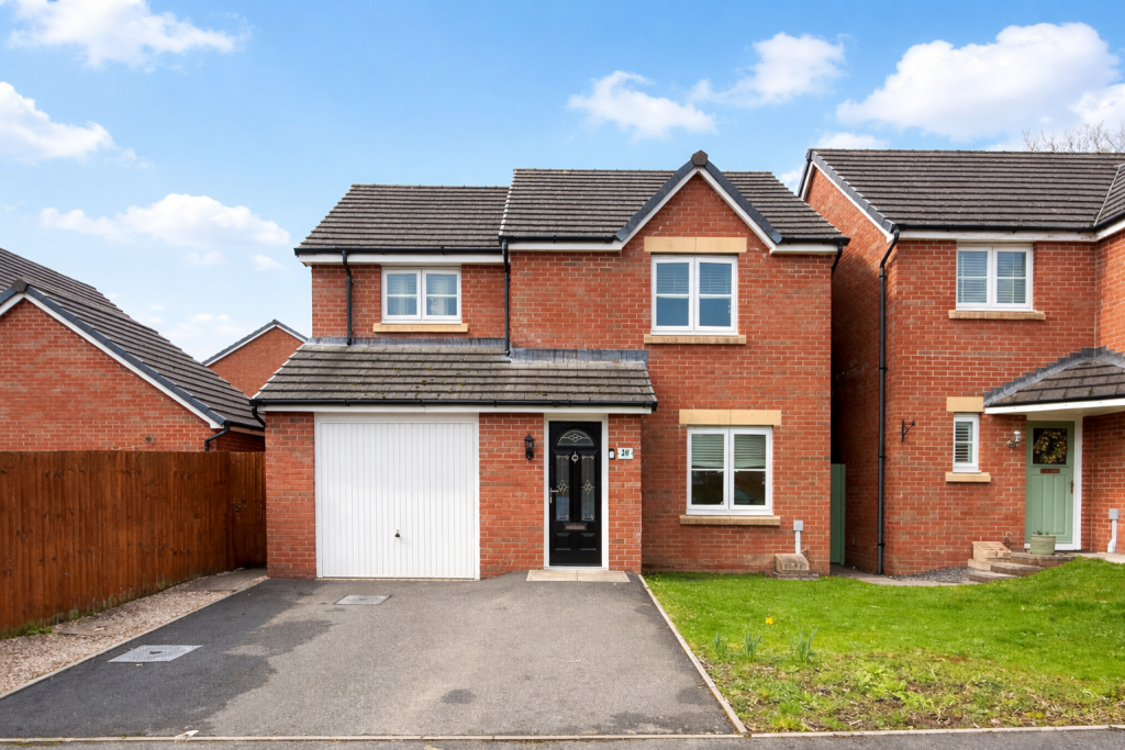 3-bed detached on Maes Y Ffion, Llwydcoed, Aberdare, Rhondda Cynon Taf, £305,000
