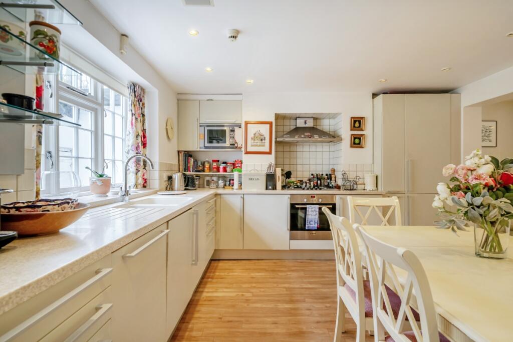 6 bedroom detached house for rent