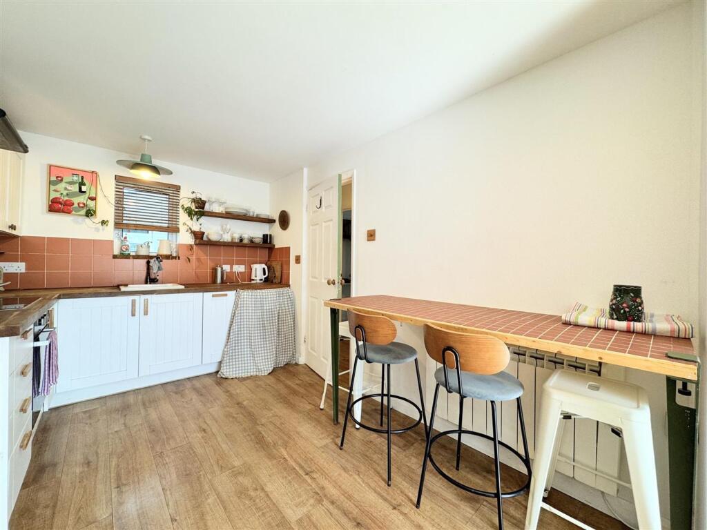 Apartment in Truro - More