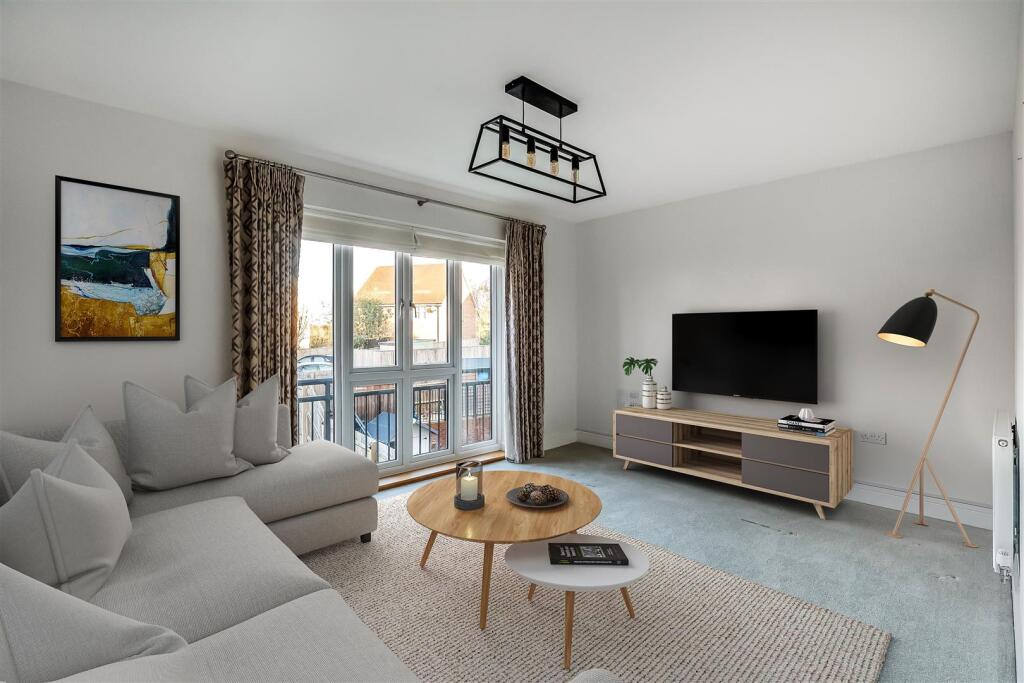 Consort Drive, Leatherhead/cobham, KT22 photo 4