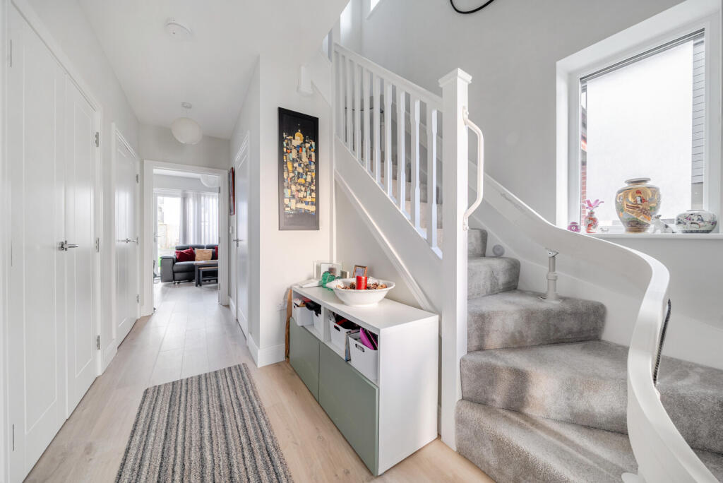 House in Waverley, Cranleigh - More