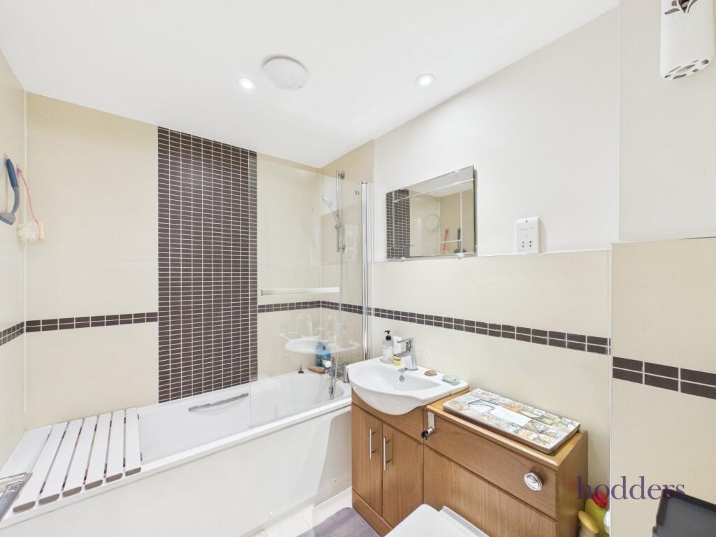 Apartment in Runnymede, Addlestone - View 5