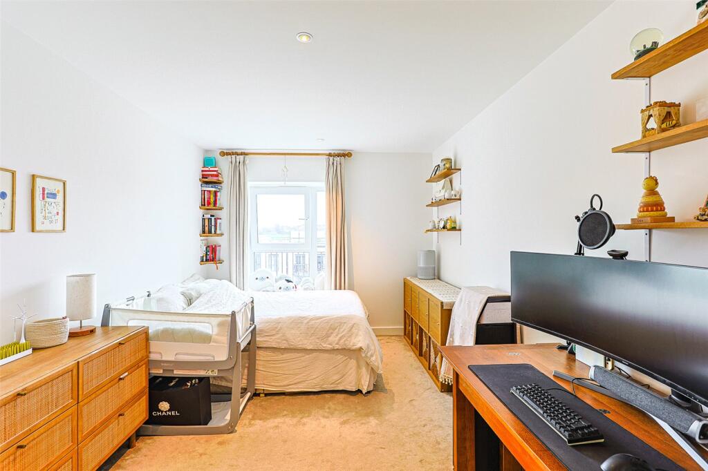 Beaufort Square, Beaufort Park, Colindale, NW9 - More