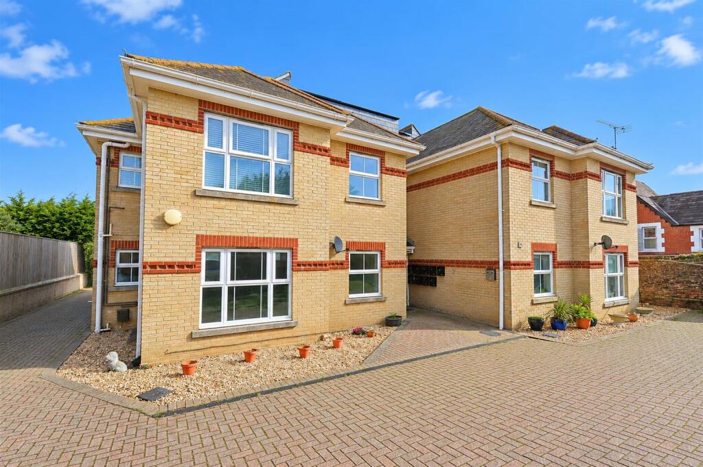 2-bed flat on Chain Free * Sandown, £135,000