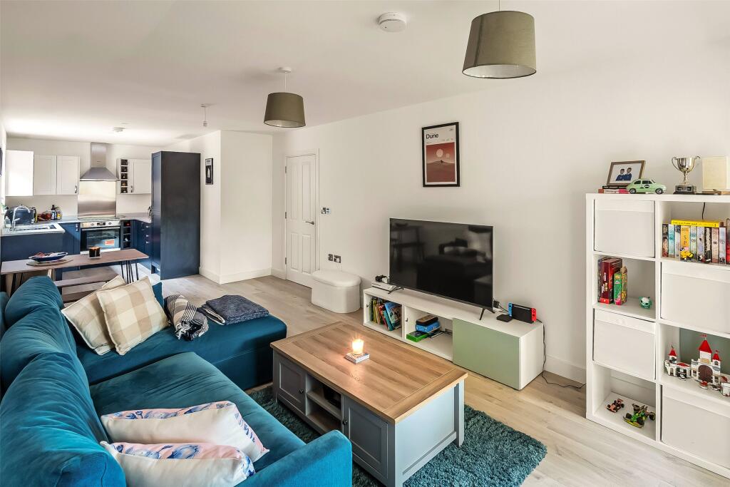 Station Road, Leatherhead, Surrey, KT22 photo 2