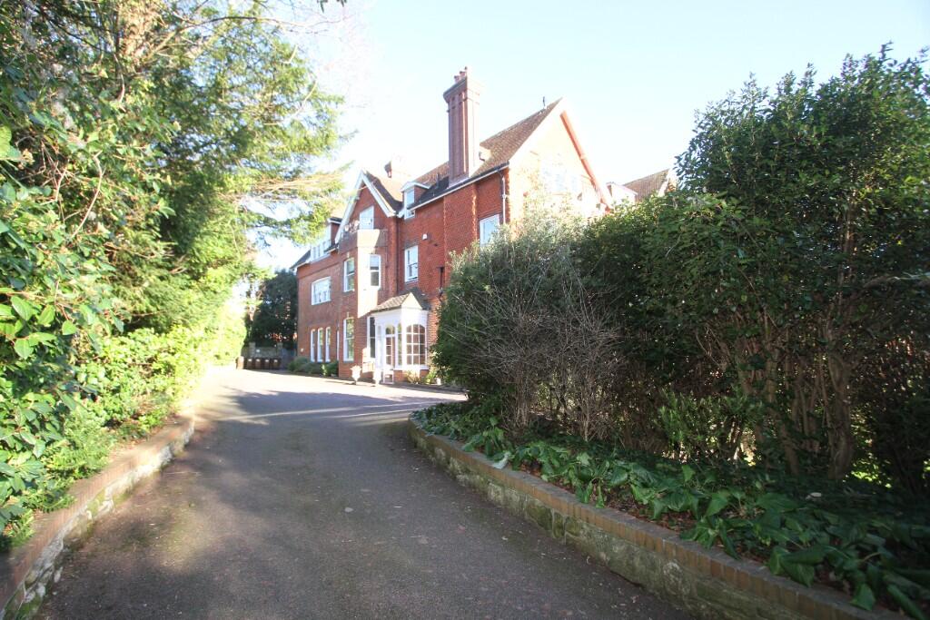 Apartment in Eastbourne, East Sussex - View 3
