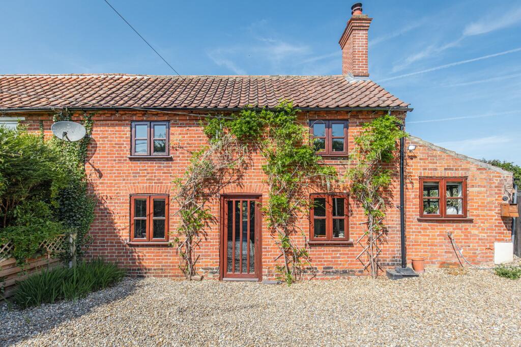 Characterful Semi-Detached Cottage in South Walsham photo 3