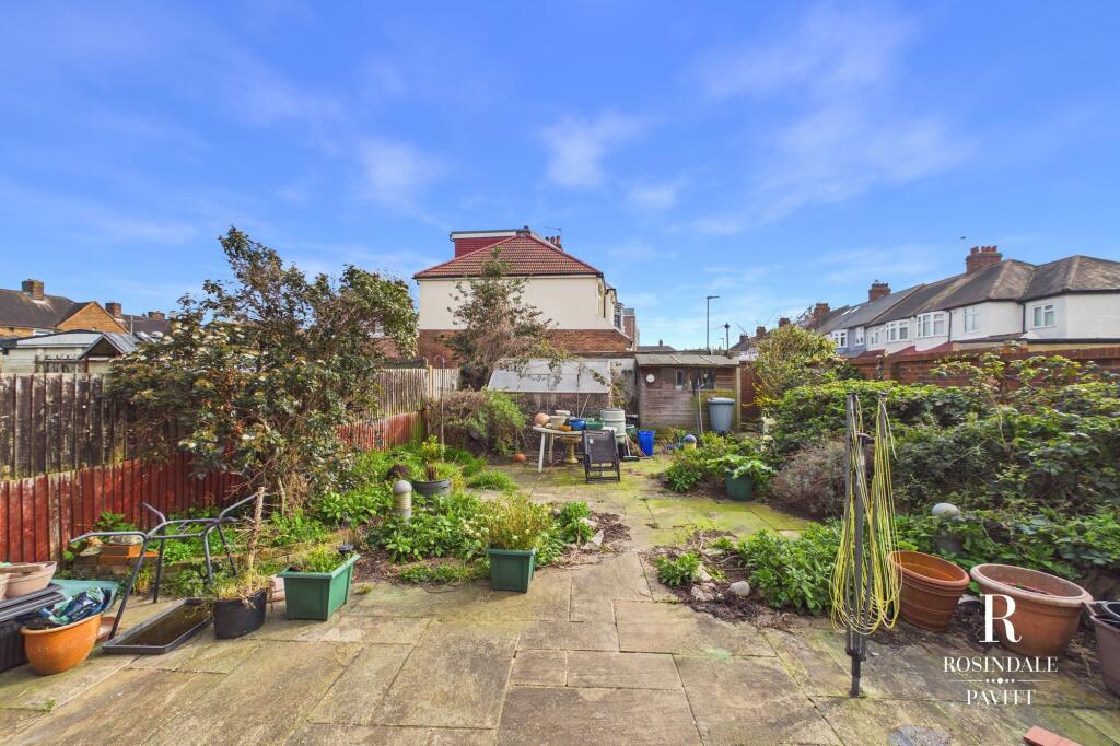 Godalming Avenue, Wallington, SM6 - View 2