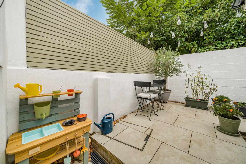 House in London, Spring Grove - View 5