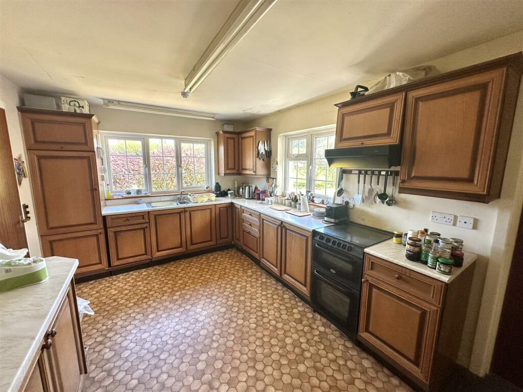 Falcondale Drive, Lampeter photo 3