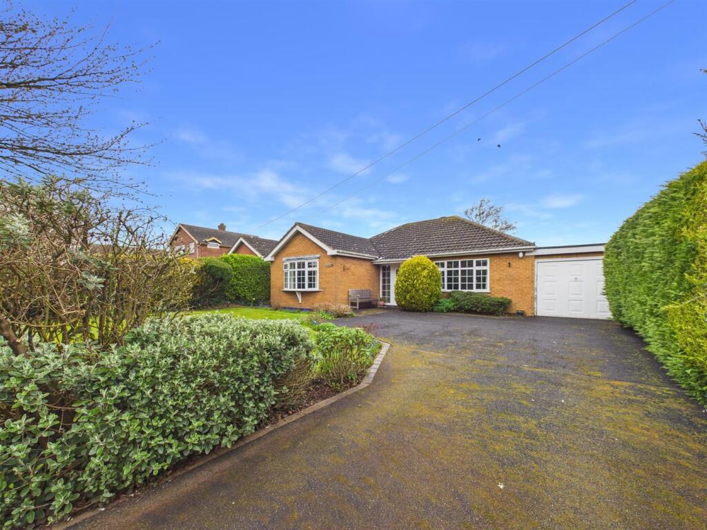 3-bed detached on Station Road, Alford, £250,000