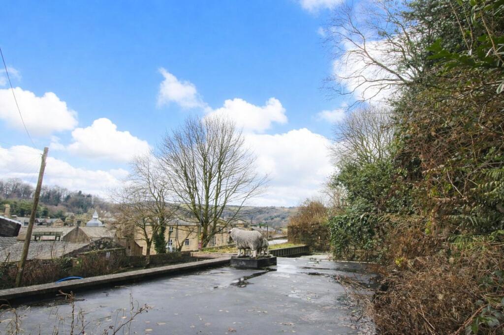 House in Todmorden, Cross Stone - View 3