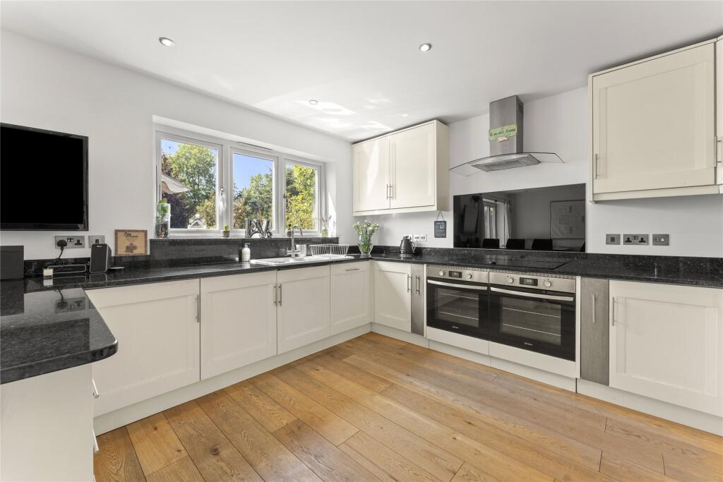 House in Weybridge - View 4