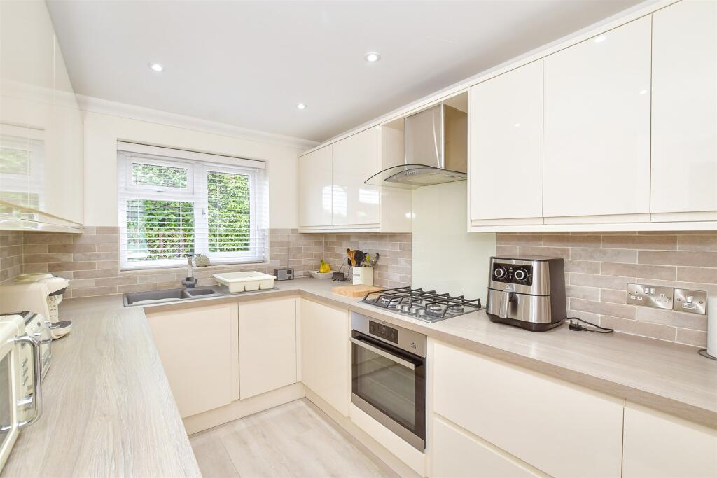 Oaks Close, Westergate, Chichester, West Sussex photo 4