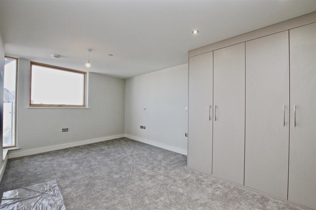 Apartment in Southend-on-Sea - More