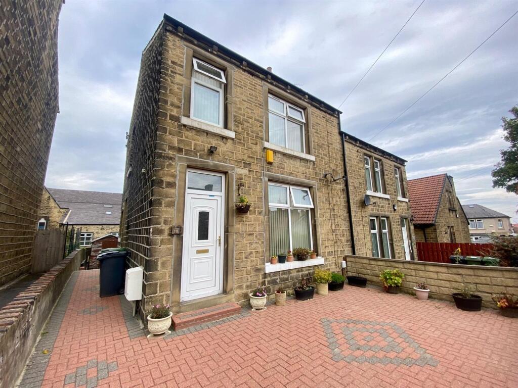 3-bed semi-detached on Everard Street, Huddersfield, £185,000