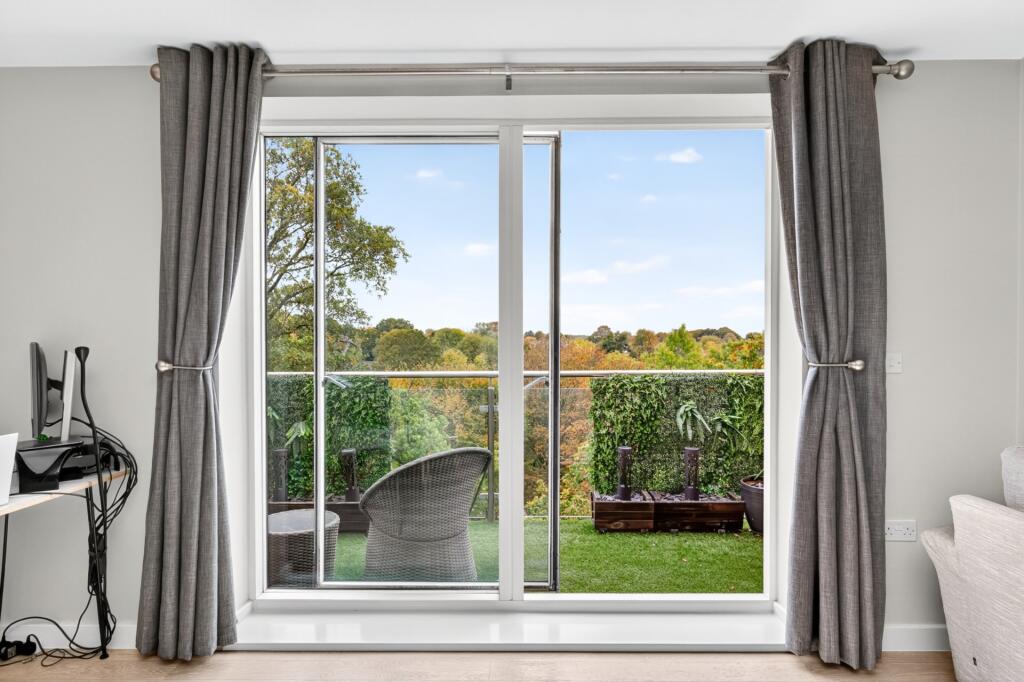 1-bed apartment on Westbury Mansions, Bracknell, £250,000