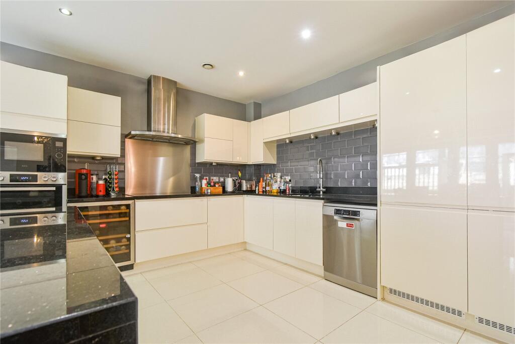 Paddock End, Woolton Hill, Newbury, Hampshire, RG20 photo 4