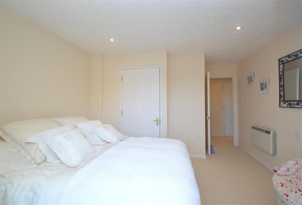 Britannia Way, East Cowes photo 4