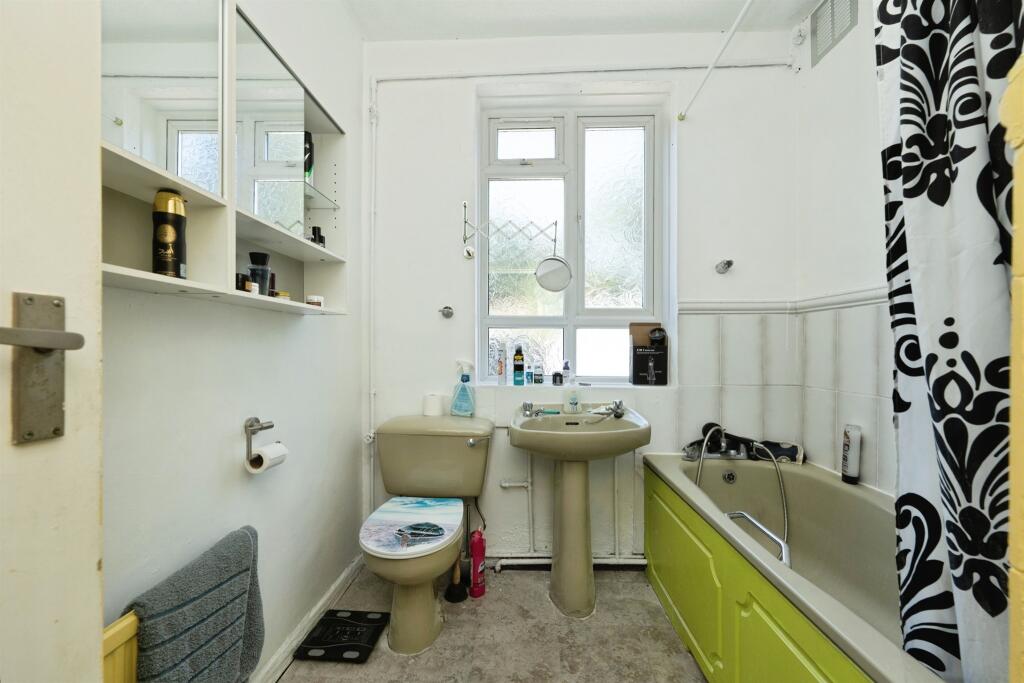 Apartment in Hertsmere, Hertfordshire - View 4